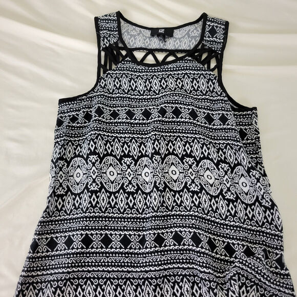 Iz Byer Shirt Women Small Black White Tank Top Geometric Scoop Neck Strappy Back - Picture 3 of 10